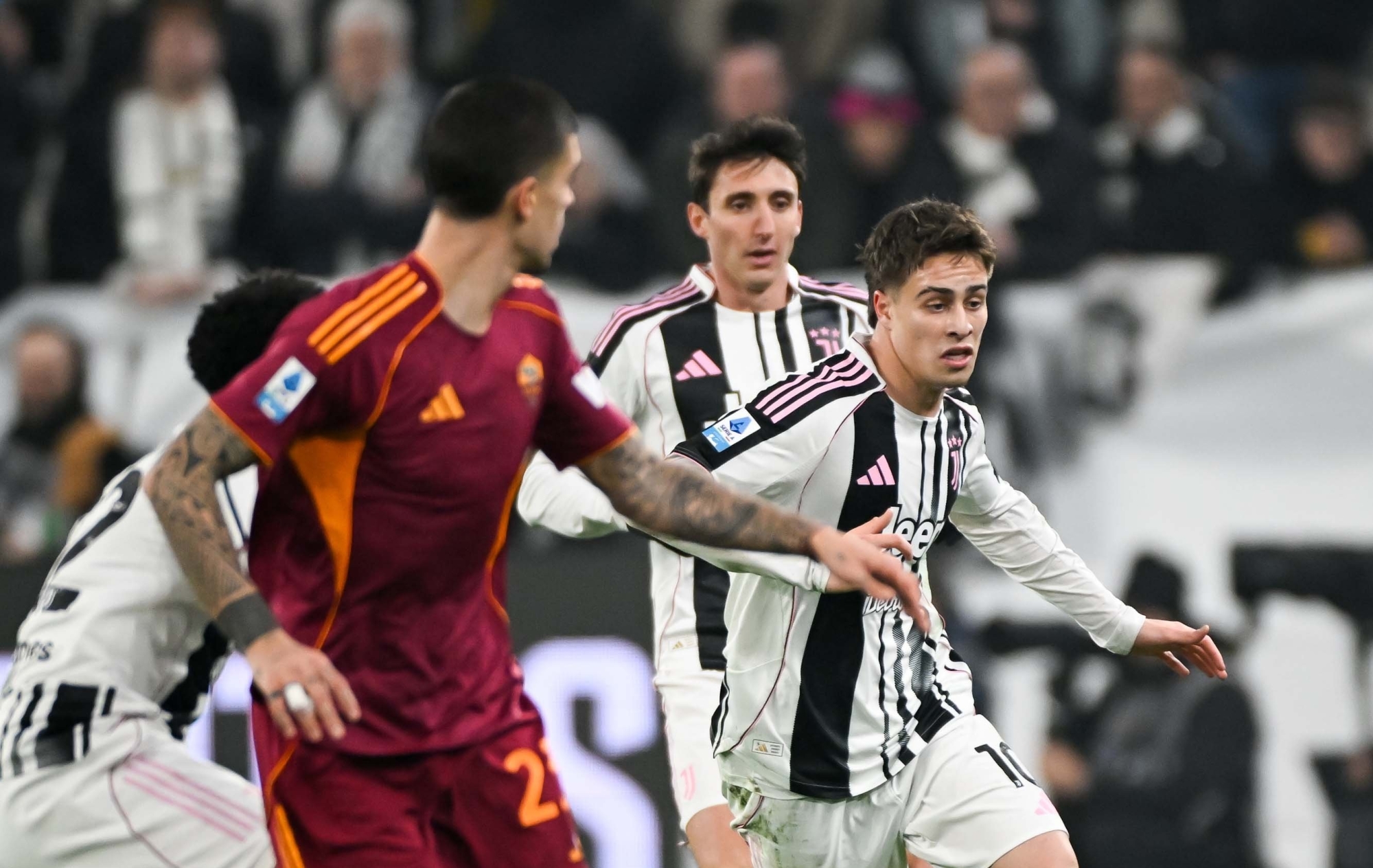 يوفنتوس يهزم روما ويطارد إنتر على صدارة الدوري الإيطالي