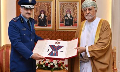 سلطنة عمان تمنح قائد القوات الجوية السعودية وسامًا عسكريًا