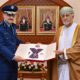 سلطان عُمان يمنح قائد القوات الجوية السعودية وساماً عسكرياً