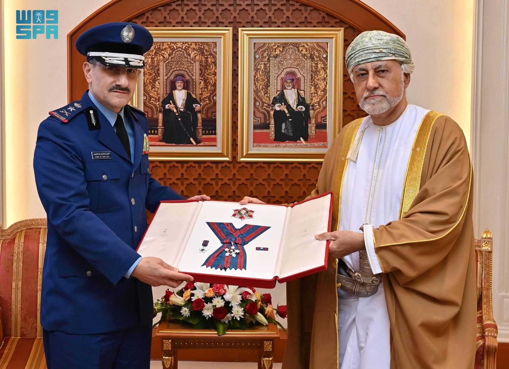 سلطان عُمان يمنح قائد القوات الجوية السعودية وساماً عسكرياً