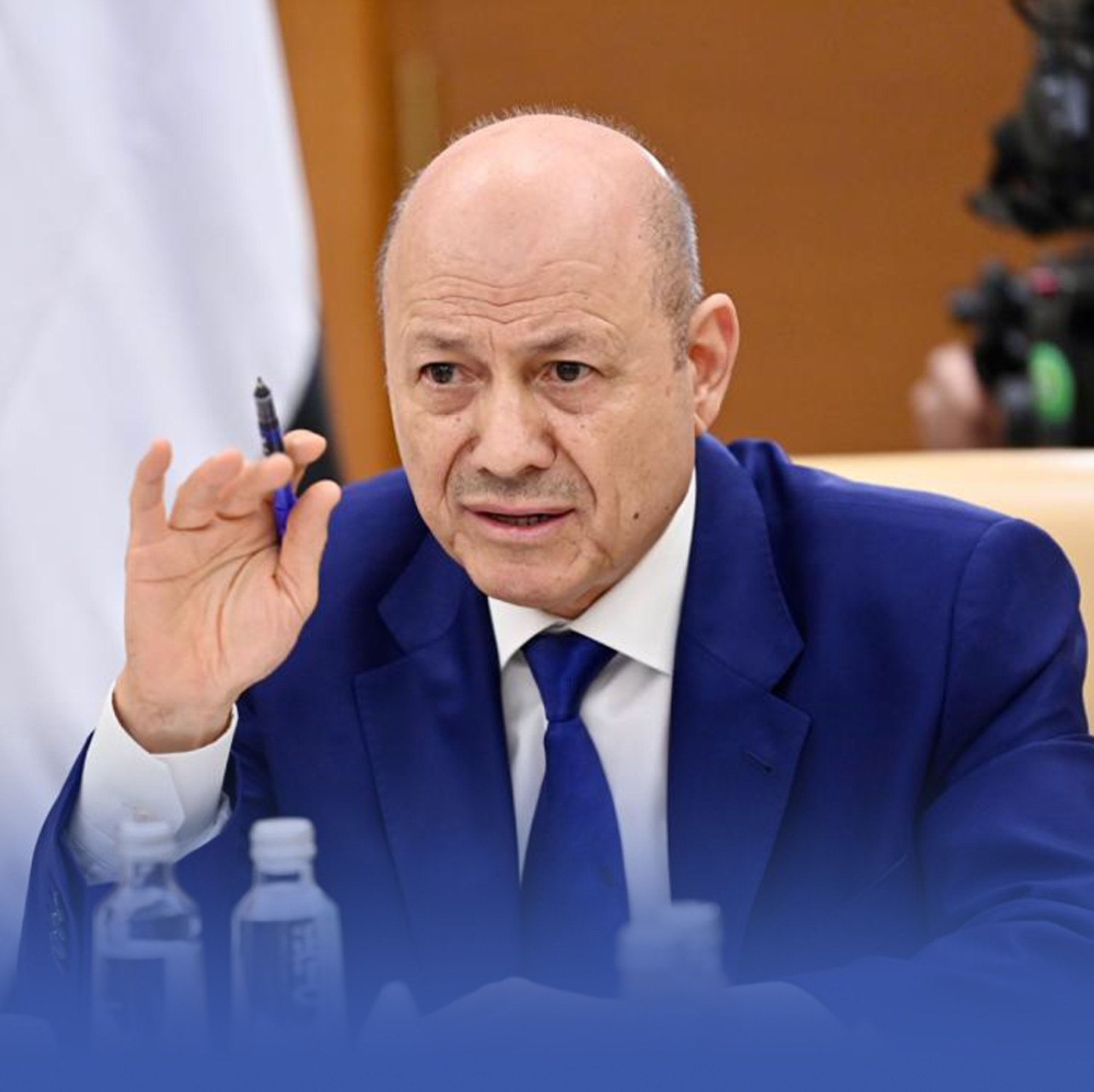 العليمي يطالب الانتقالي بالانسحاب من حضرموت بدعم سعودي إماراتي