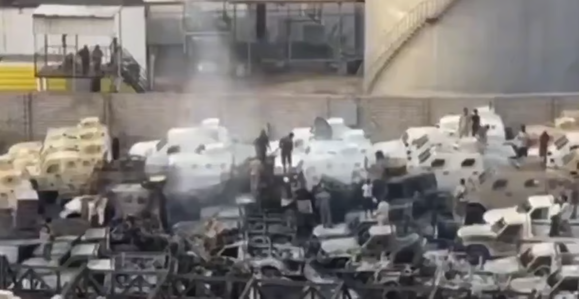 التحالف يدمر أسلحة إماراتية مهربة بالمكلا في ضربة نوعية