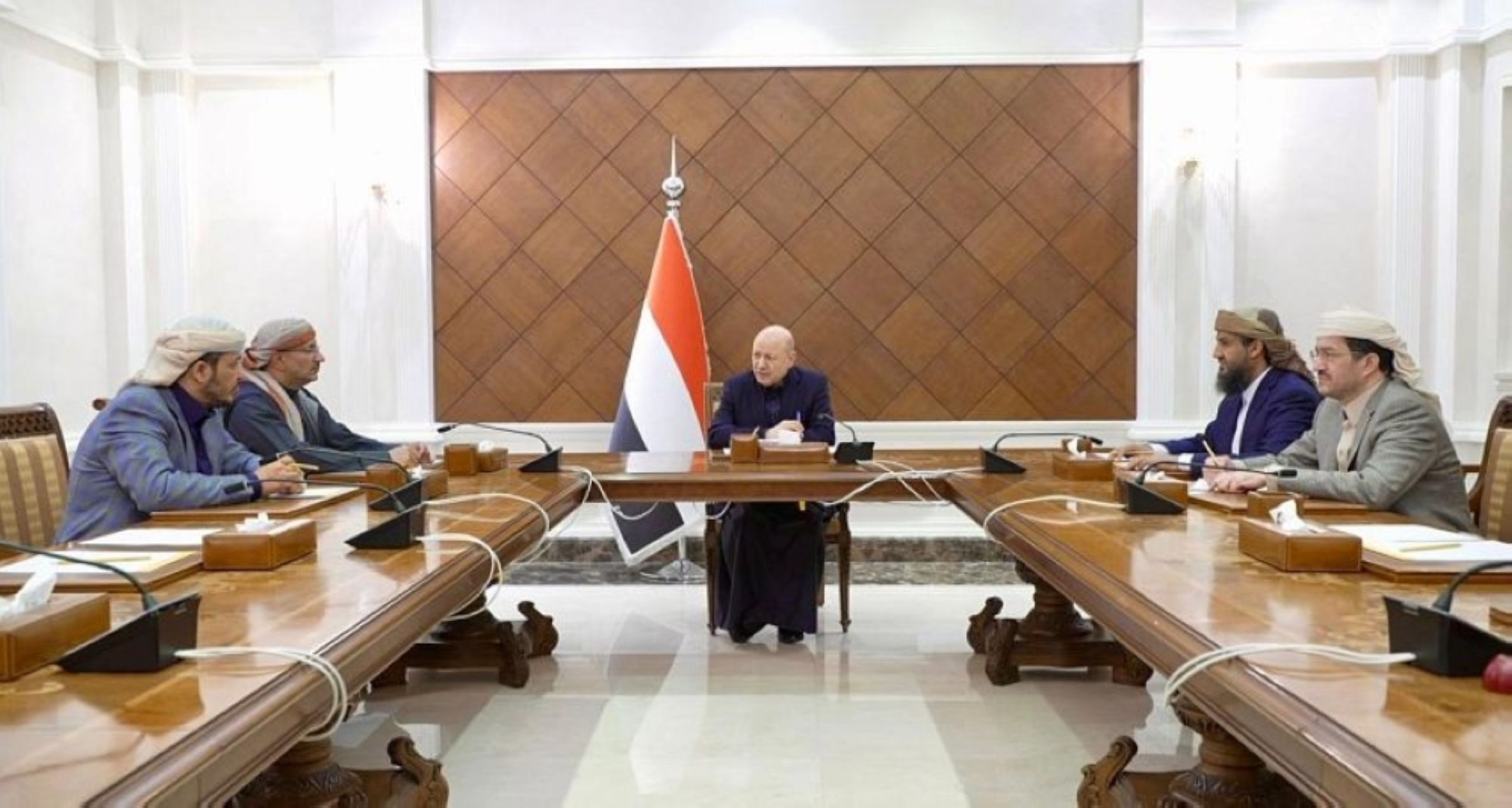 مجلس القيادة اليمني يعفي محافظ عدن ويجري تغييرات عسكرية