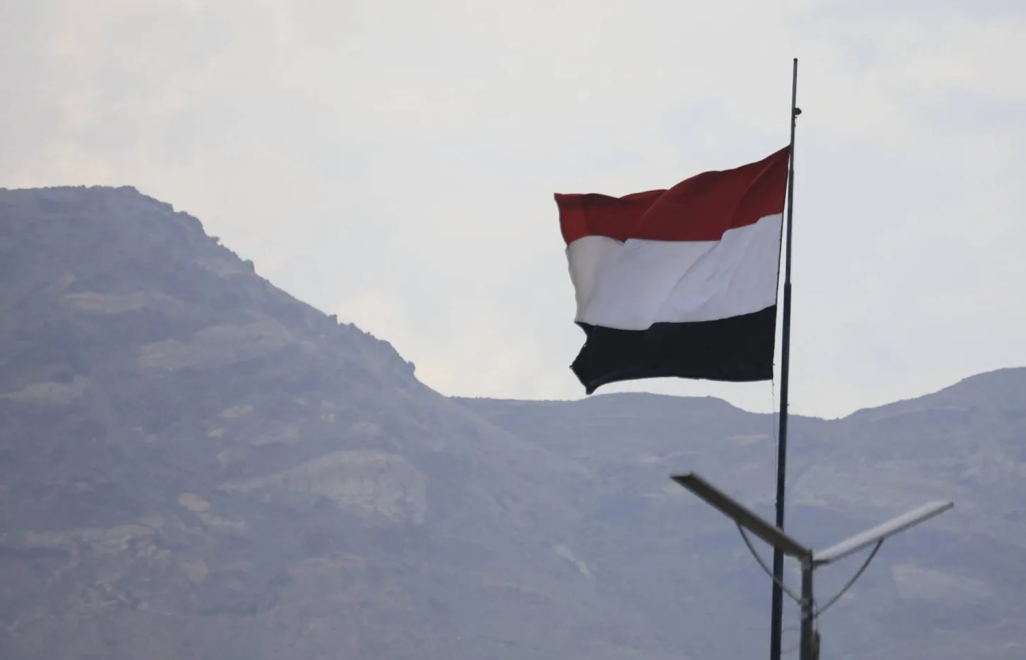 حل المجلس الانتقالي الجنوبي باليمن: أبعاد وتداعيات مؤتمر الرياض