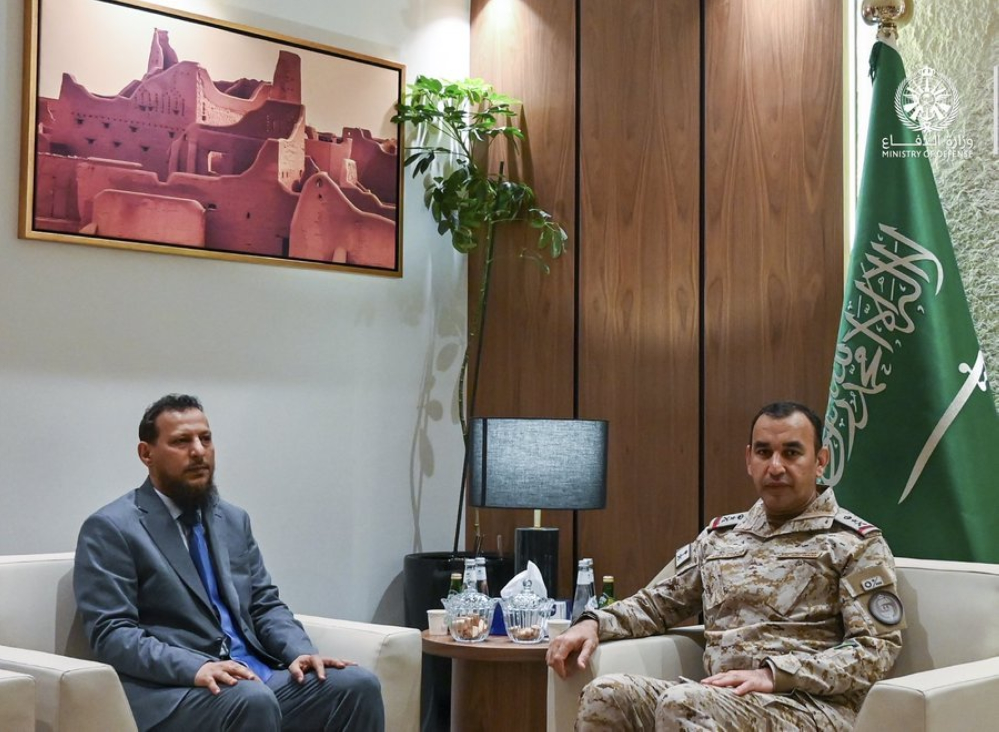 قائد القوات المشتركة ومحافظ عدن يبحثان أمن العاصمة المؤقتة