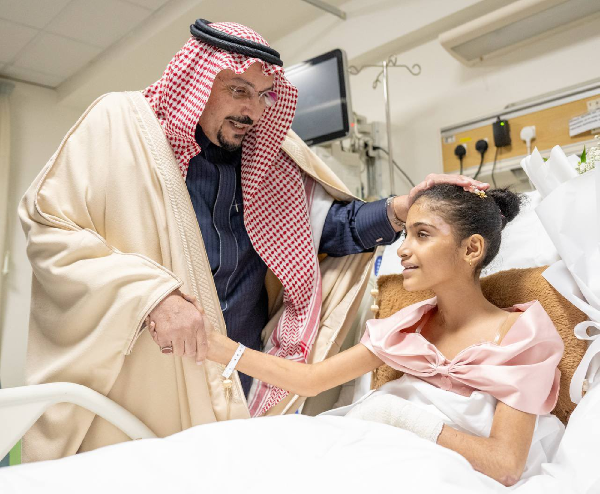 أمير القصيم يزور طفلة سودانية فقدت أسرتها بحادث مأساوي