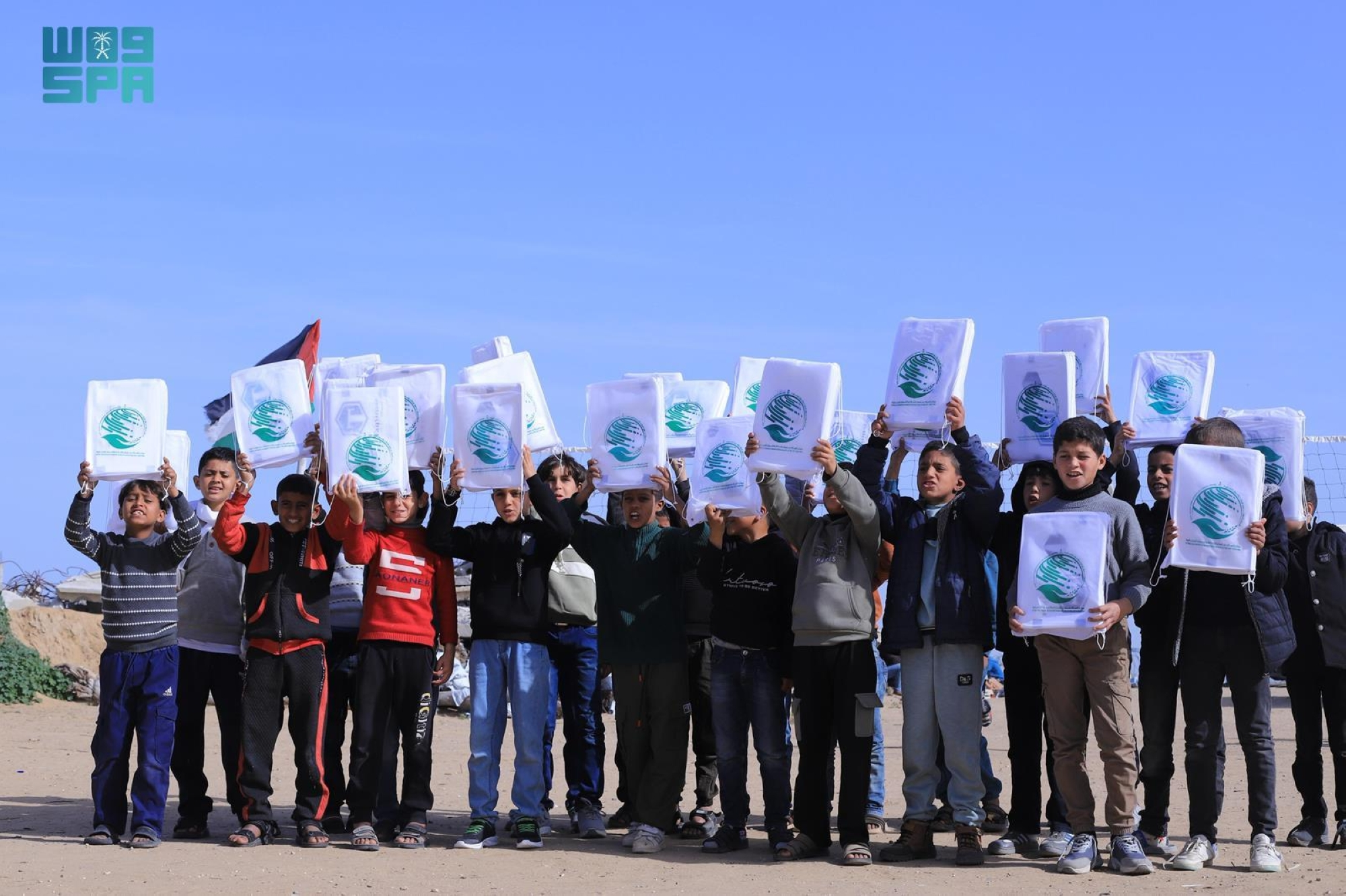 مساعدات سعودية شتوية لطلاب غزة عبر مركز الملك سلمان للإغاثة