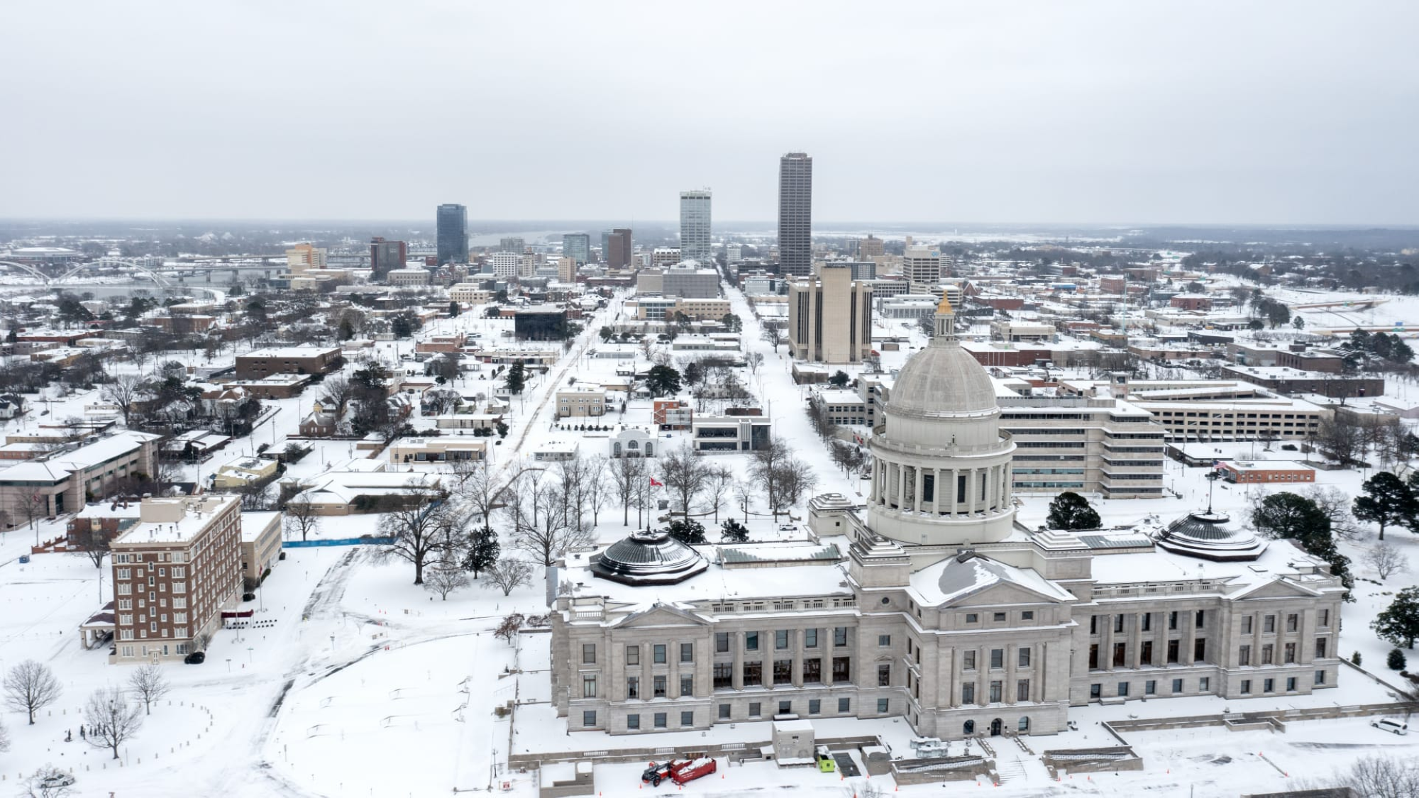 عاصفة شتوية في أمريكا: إلغاء آلاف الرحلات وانقطاع الكهرباء