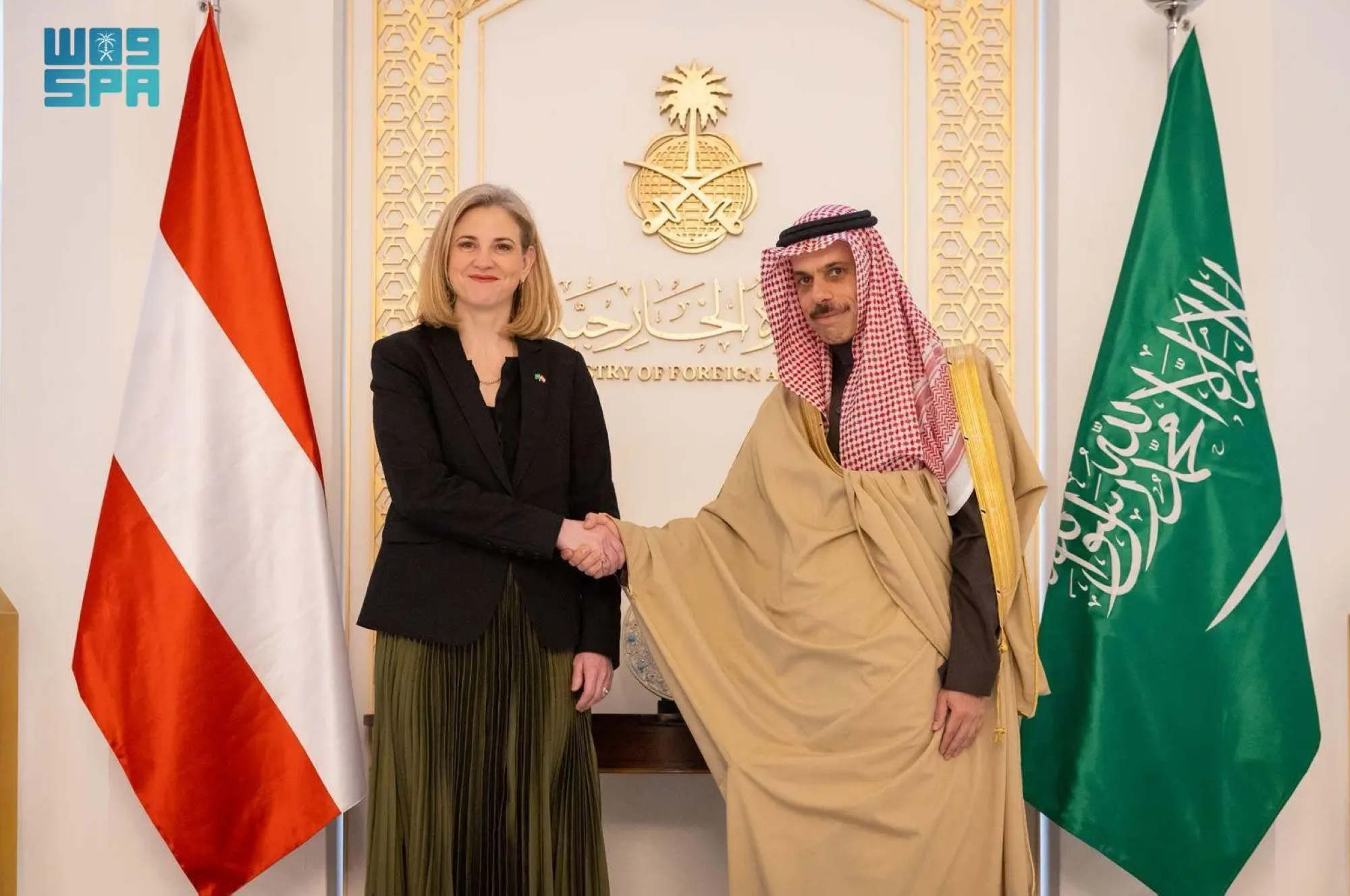 فيصل بن فرحان يبحث مع وزيرة خارجية النمسا تعزيز التعاون