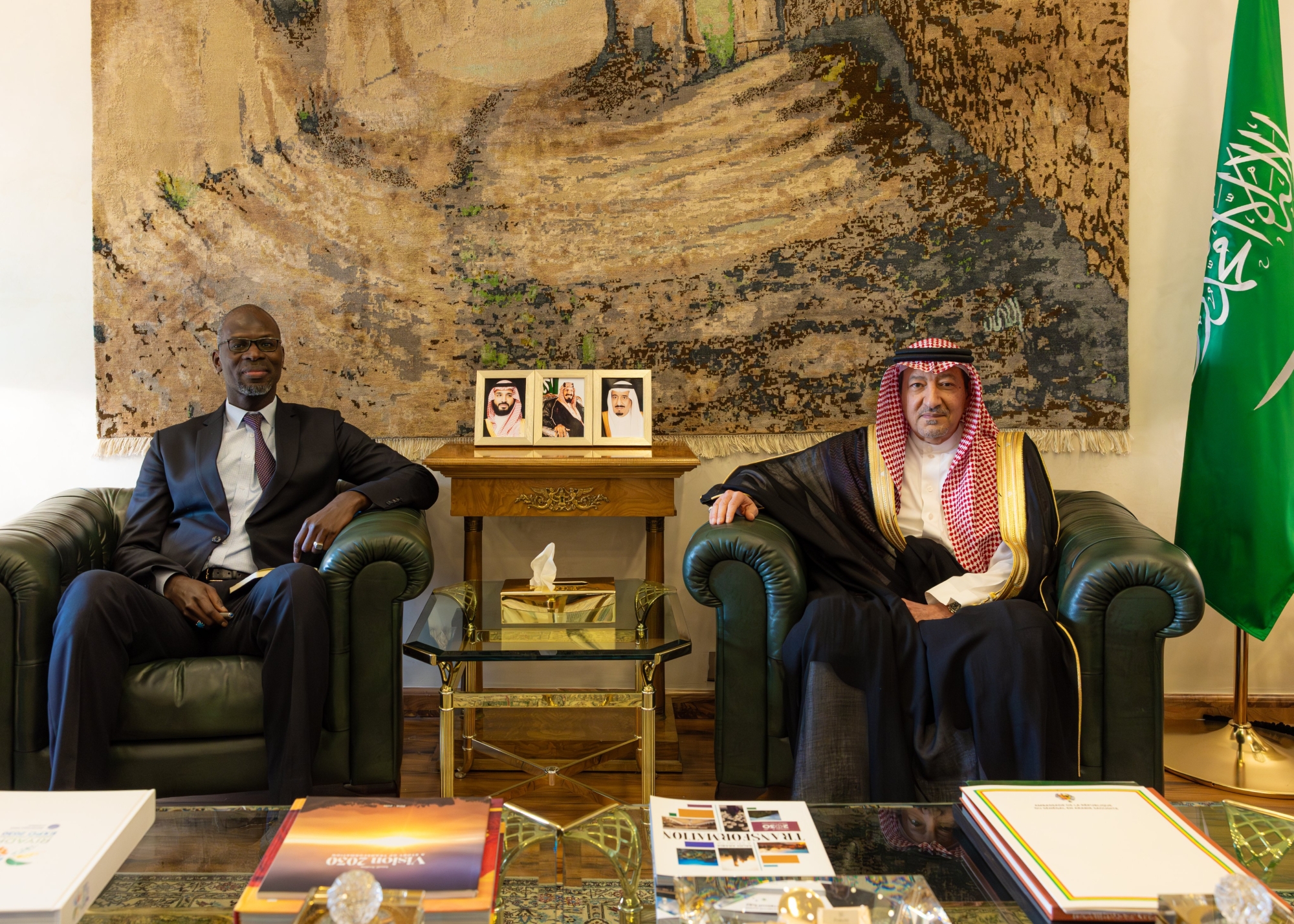 ولي العهد يتلقى رسالة من رئيس السنغال لتعزيز التعاون الثنائي