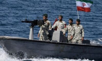 زوارق إيرانية تعترض سفينة أمريكية بمضيق هرمز