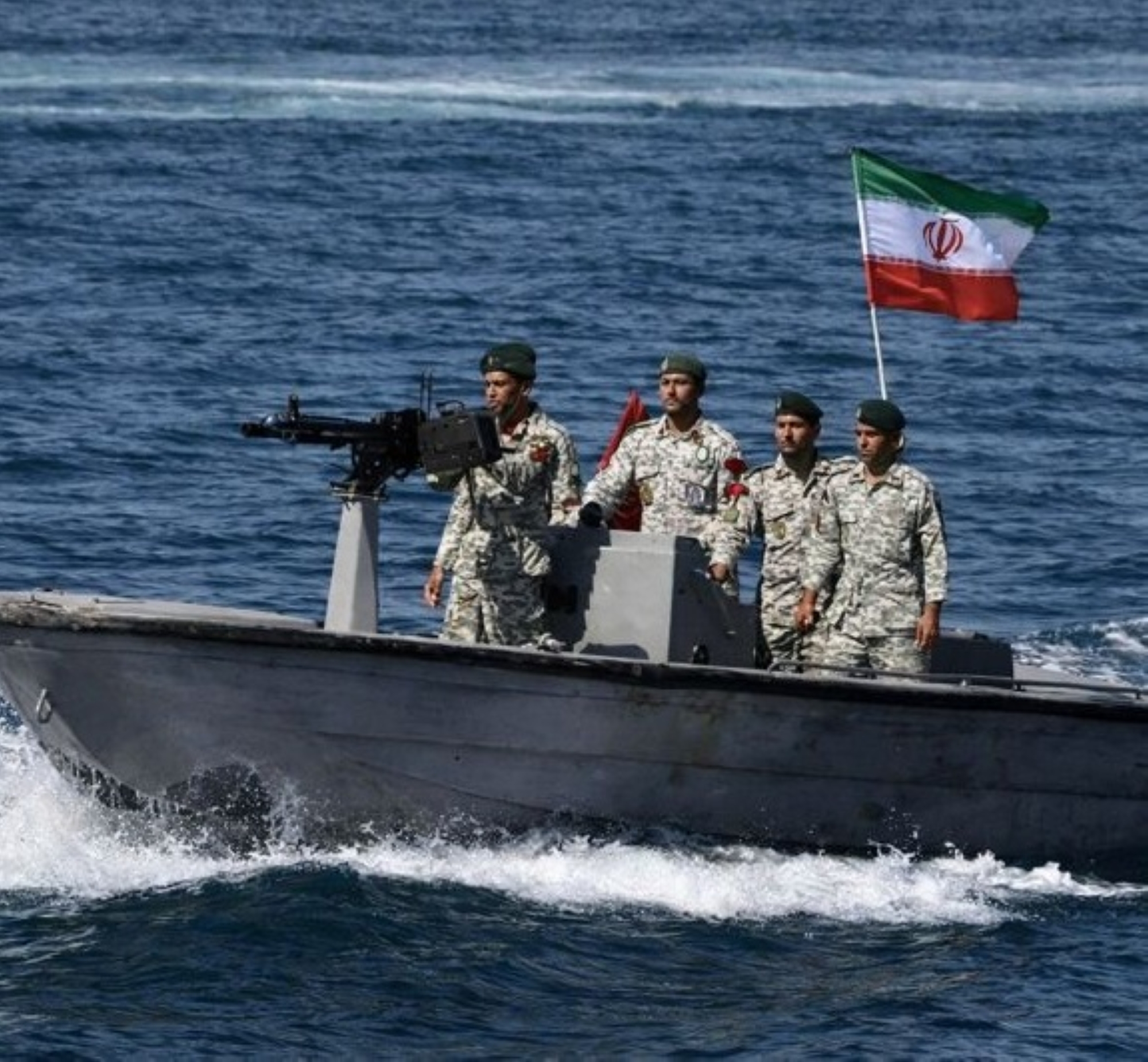 Iranian boats intercept a US ship in the Strait of Hormuz