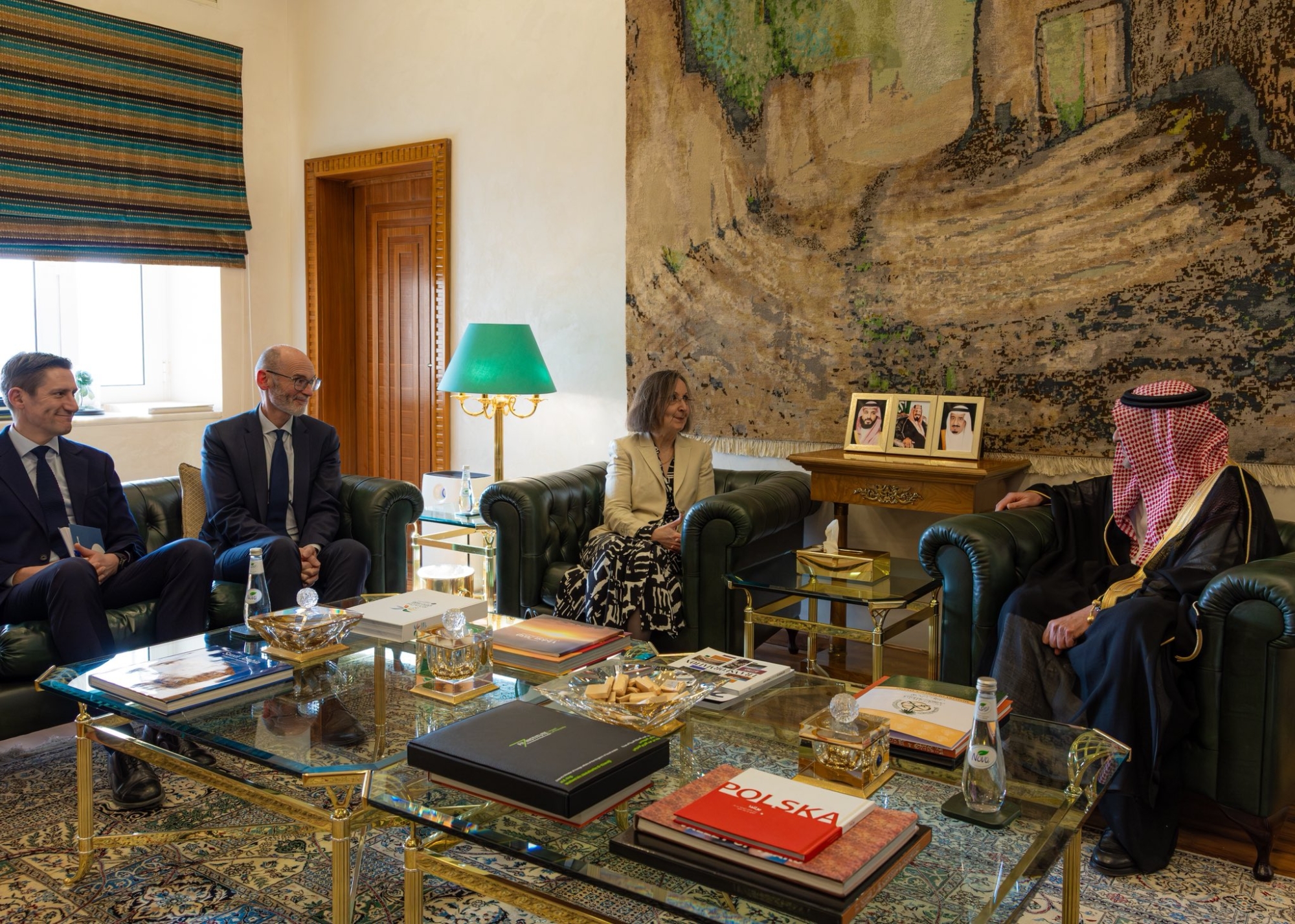 الخريجي يستقبل رئيسة الاستخبارات البريطانية بالرياض