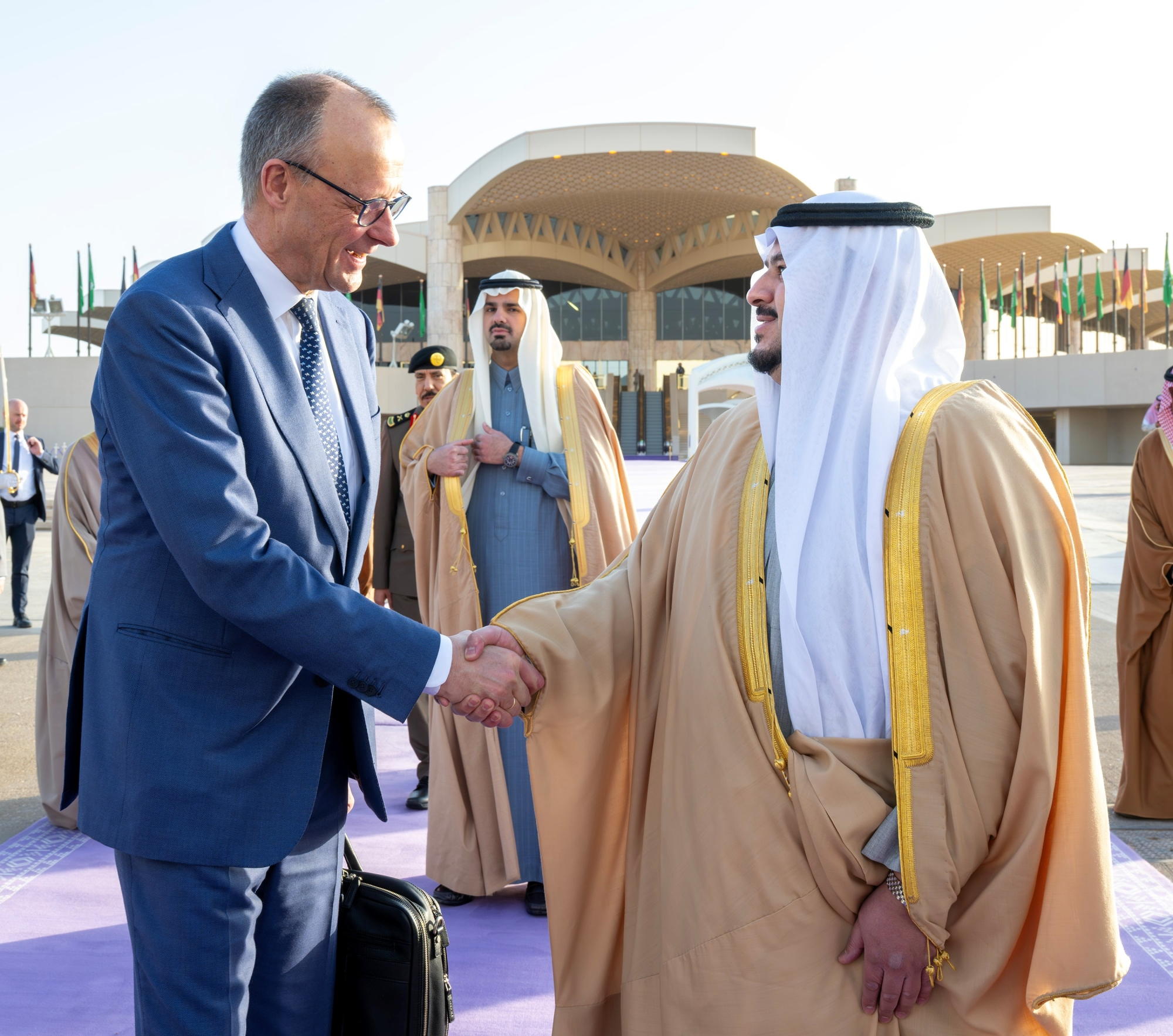 المستشار الألماني فريدريش ميرتس يغادر الرياض بعد زيارة رسمية