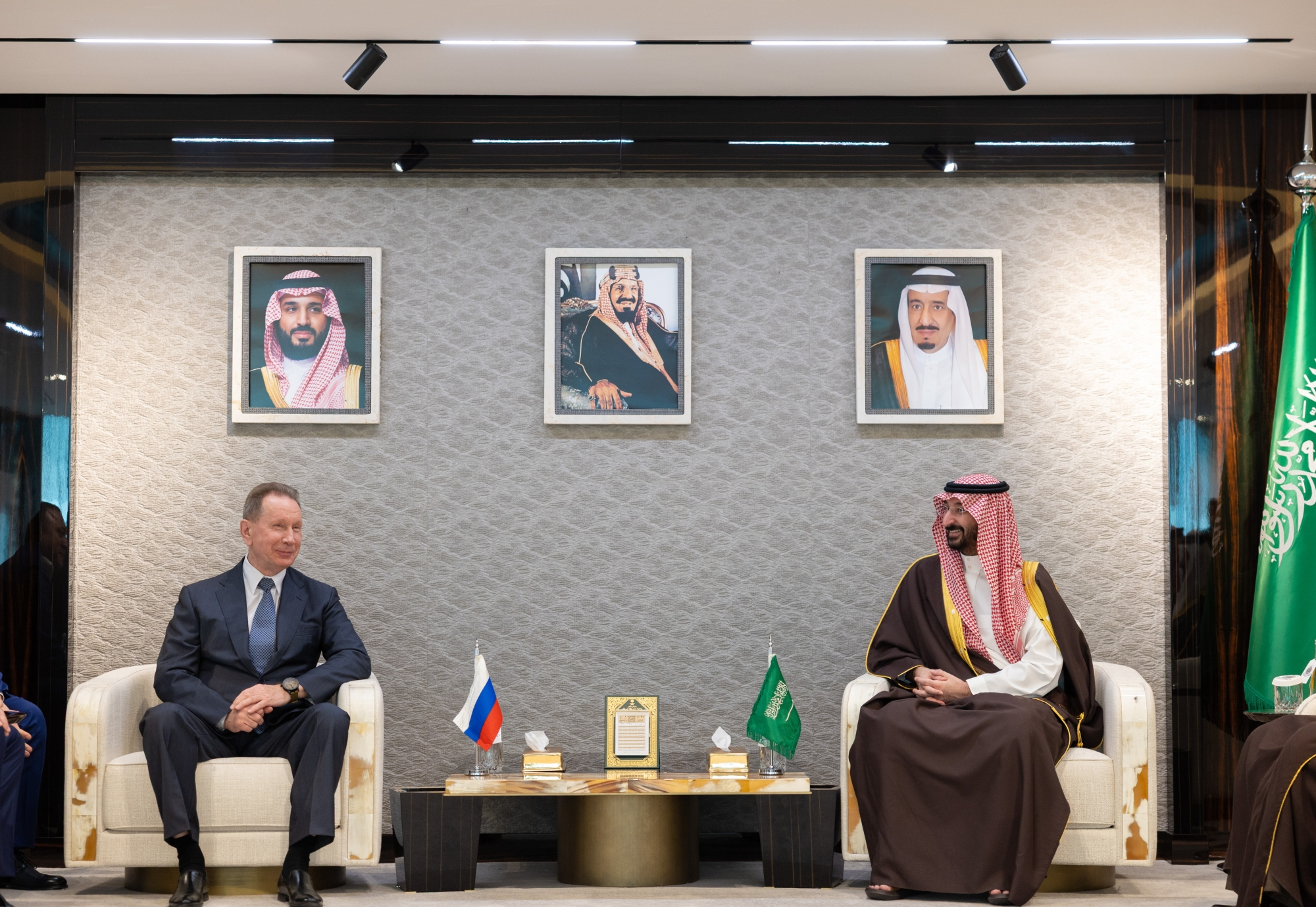 وزير الحرس الوطني يستقبل رئيس الحرس الروسي لبحث التعاون