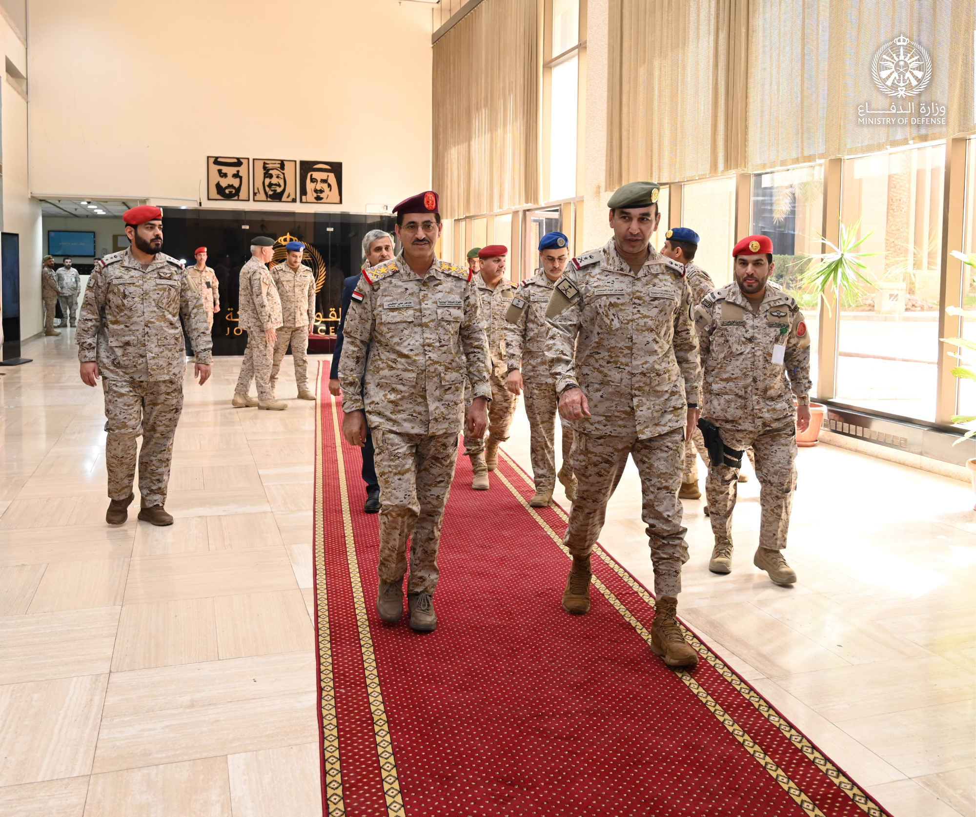 قائد القوات المشتركة يستقبل وزير الدفاع اليمني لبحث حل الأزمة