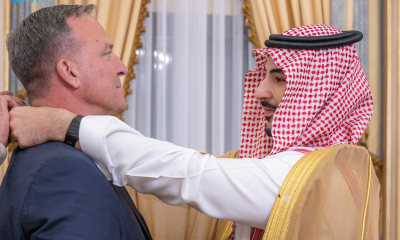 وزير الدفاع يقلد كوريلا وسام الملك عبدالعزيز من الدرجة الممتازة