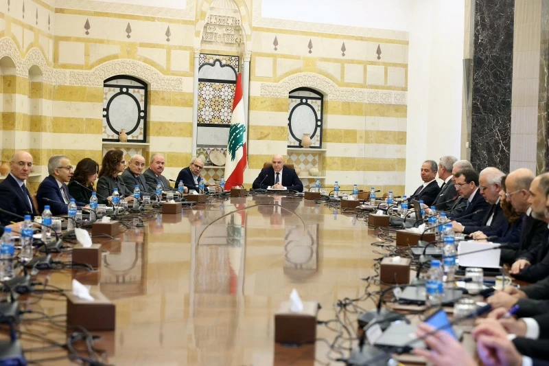 لبنان يحظر نشاطات حزب الله: قرار حكومي بحصر السلاح