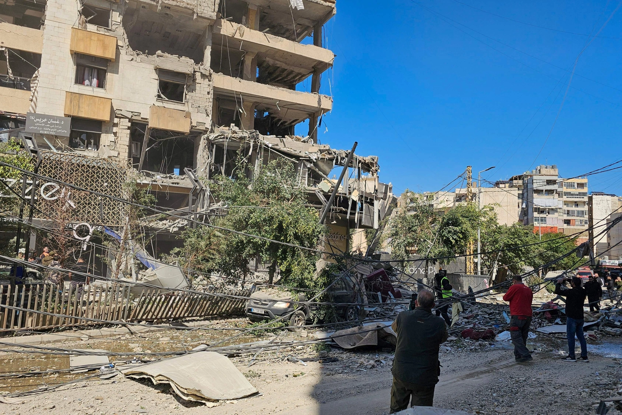 لبنان يحظر نشاط حزب الله العسكري ويلزمه بتسليم السلاح